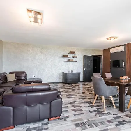 Апартаменти Spacious Family Варна