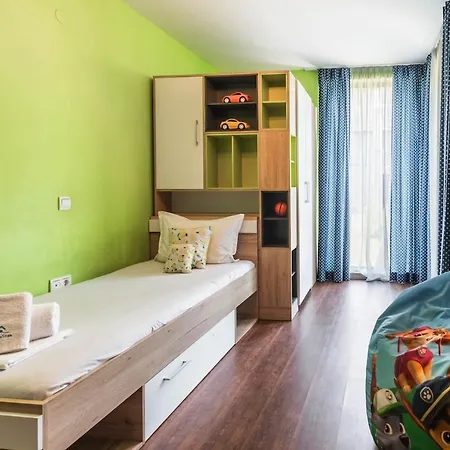 Spacious Family Apartament Warna